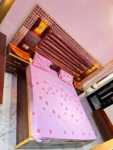 Ensemble de Chambre à Coucher "Royal Mahogany" – Finition Bois Glacé & Or avec Éclairage LED