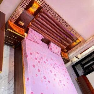 Ensemble de Chambre à Coucher "Royal Mahogany" – Finition Bois Glacé & Or avec Éclairage LED