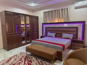 Ensemble complet de chambre à coucher moderne avec éclairage LED – Lit double, armoire, tables de nuit & banquette