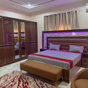 Ensemble complet de chambre à coucher moderne avec éclairage LED – Lit double, armoire, tables de nuit & banquette