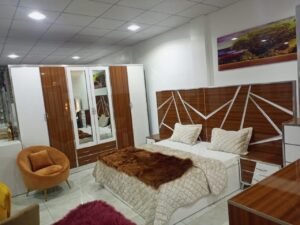 Ensemble Chambre à Coucher "Élégance Géométrique" – Finition Bois Laqué & Blanc (Variantes : Chambre Complète Design Moderne, Suite Parentale Luxe Noyer & Blanc)