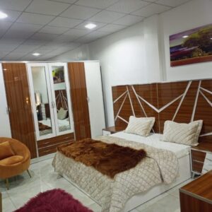 Ensemble Chambre à Coucher "Élégance Géométrique" – Finition Bois Laqué & Blanc (Variantes : Chambre Complète Design Moderne, Suite Parentale Luxe Noyer & Blanc)