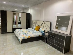 Ensemble Chambre à Coucher "Onyx & Ivoire" – Design Géométrique Laqué (Variantes : Chambre Complète Moderne "Black & Cream", Suite Parentale Design Graphique Haute Brillance)