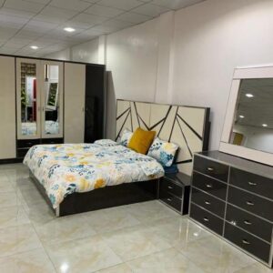 Ensemble Chambre à Coucher "Onyx & Ivoire" – Design Géométrique Laqué (Variantes : Chambre Complète Moderne "Black & Cream", Suite Parentale Design Graphique Haute Brillance)