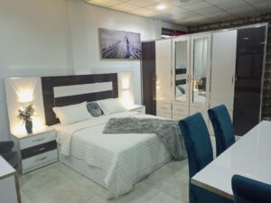 Ensemble Chambre à Coucher Complète "Élégance" – Design Moderne Blanc Laqué & Bois Foncé