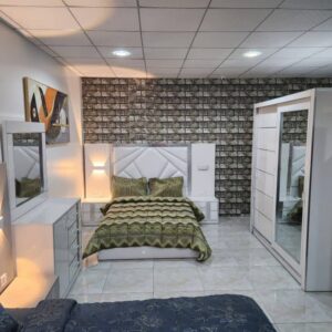 Ensemble Chambre à Coucher Complète Moderne – Blanc Laqué & Design Géométrique (4 Pièces)