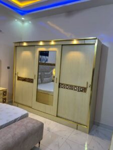 Armoire moderne 3 portes avec miroir et finitions dorées